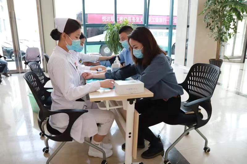 YH533388银河集团职工移动医务室关爱职工健康行—走进资本公司1.jpg